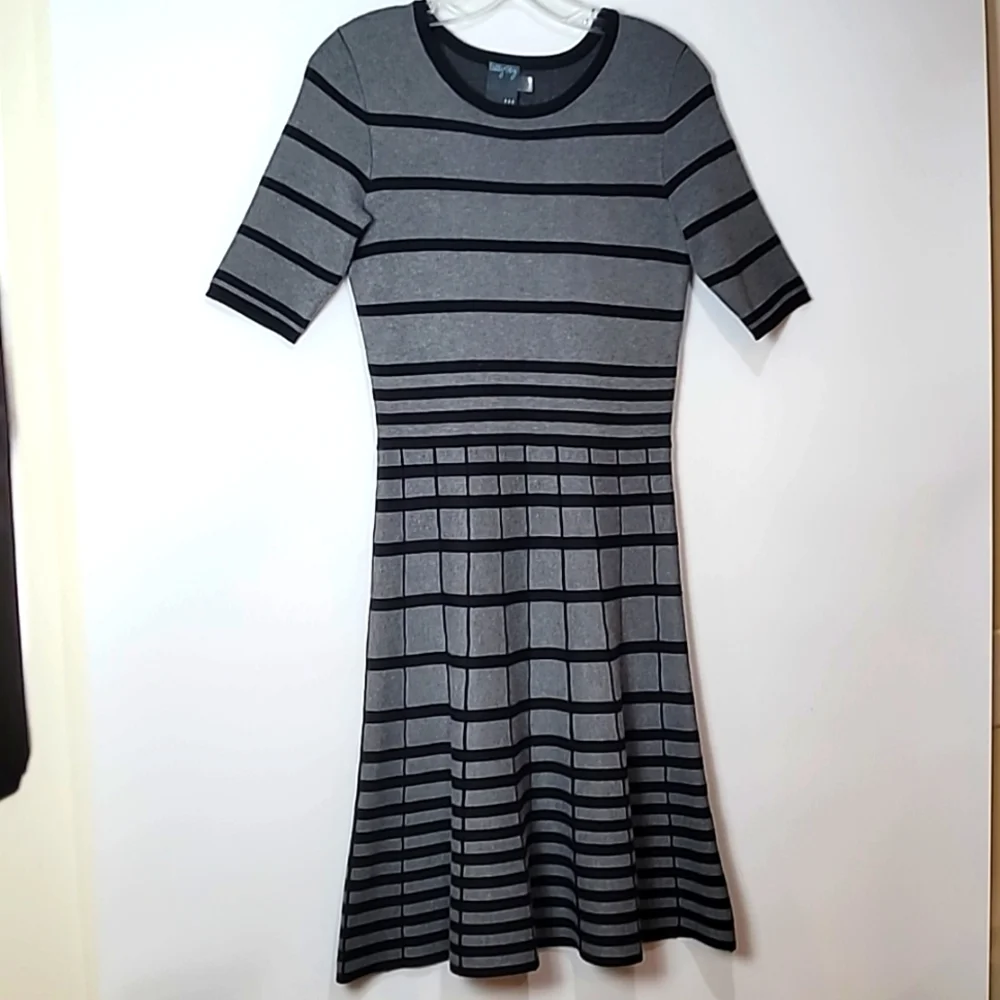 Gabby Skye Gray w/Black knit fit & flare Dress